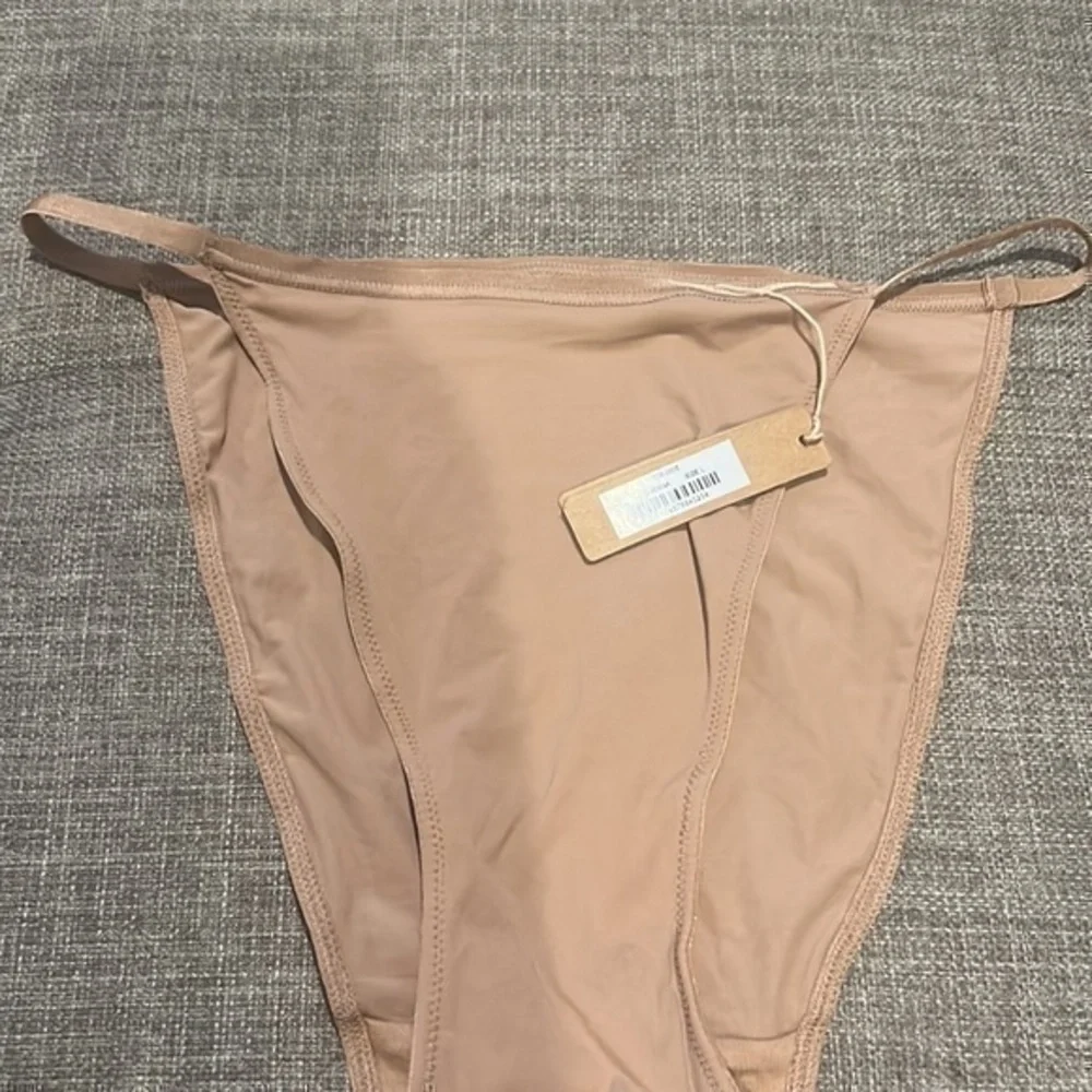 Skims Fits everybody cheeky String Bikini - Picture 3 of 6